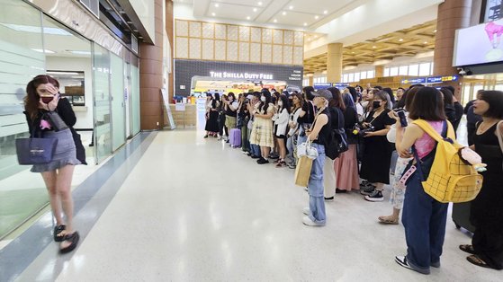 지난 9월 8일 오전 서울 김포국제공항 출국장 면세점에서 일본 공연을 위해 출국 심사 중인 JYP 보이밴드 스트레이 키즈가 게이트를 통과하길 기다리는 사람들. 일부 팬들은 좋아하는 아이돌을 잠깐이라도 보기 위해 비행 정보를 캐내 함께 탑승하고 찍은 사진을 팔기도 한다. 전영선 기자