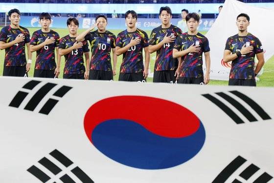 1일 중국 항저우 황룽 스포츠센터 스타디움에서 열린 항저우 아시안게임 대한민국과 중국의 축구 8강전 시작에 앞서 대한민국 선수들이 애국가를 제창하고 있다. 사진 뉴스1