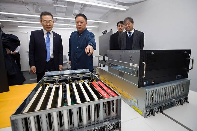 지난 3월 이종호 과학기술정보통신부 장관이 망고부스트를 직접 방문해 직원들을 격려했다. / 사진=망고부스트