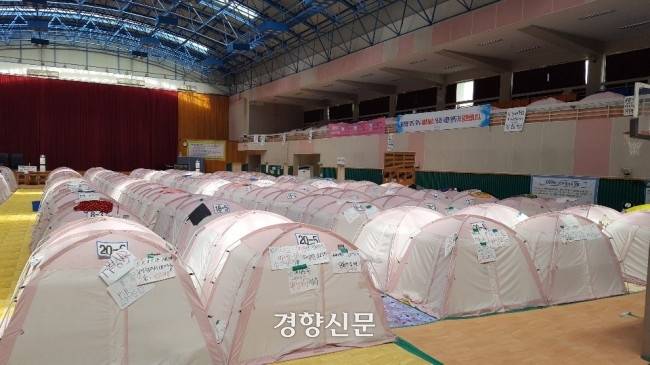 포항 지진 이재민 대피소가 마련된 포항 흥해 체육관. 백승목 기자