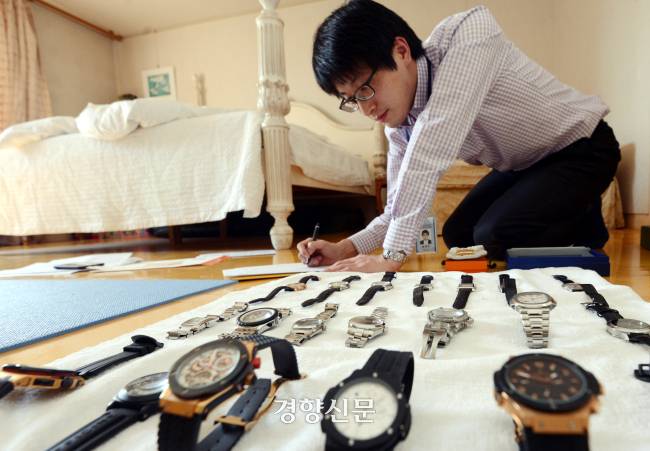 서울시 38세금징수과 조사관이 2013년 서울 서초동의 한 고액세금체납자의 집을 방문해 고급시계등 압류물품을 정리하고 있다./ 서성일 기자