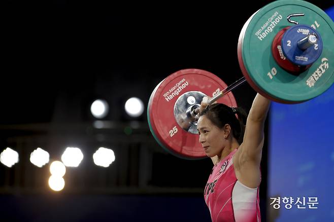 2일 중국 항저우 샤오산 스포츠 센터 체육관에서 열린 역도 여자 59kg 그룹A 결승전에서 대만 쿠오싱춘이 바벨을 들어올리고 있다. 항저우 l 문재원 기자