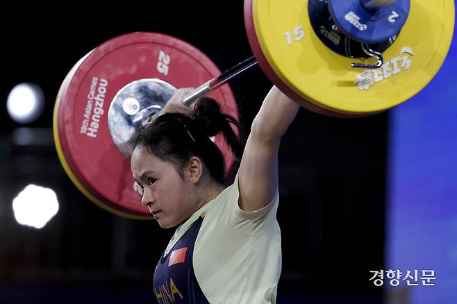 2일 중국 항저우 샤오산 스포츠 센터 체육관에서 열린 역도 여자 59kg 그룹A 결승전에서 중국 루오시팡이 바벨을 들어올리고 있다. 항저우 l 문재원 기자