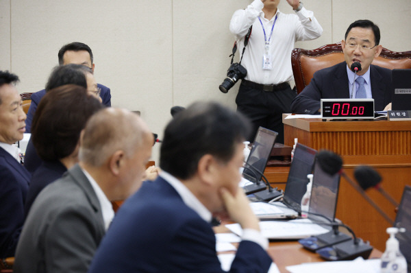 지난달 4일 국회에서 열린 연금개혁특별위원회 전체회의에서 국민의힘 소속 주호영 위원장이 발언을 하고 있다. 연합뉴스