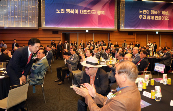 국민의힘 김기현 대표가 지난달 25일 대한상공회의소 국제회의장에서 열린 제27회 노인의 날 기념식에서 어르신들에게 인사하고 있다. 연합뉴스