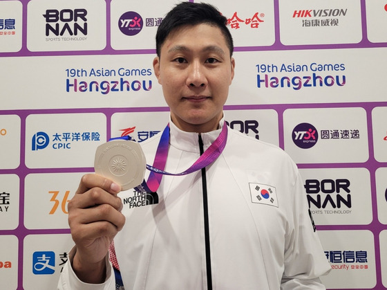 Korea's Kim Min-gyu takes silver in the men's kurash -90 kilograms contest on Monday, earning the national team's best finish in the sport in Asian Games history. [YONHAP]