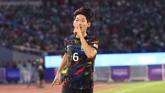 Hong Hyun-seok celebrates after scoring the opening goal in an Asian Games quarterfinal between Korea and China in Hangzhou, China on Sunday.  [YONHAP]