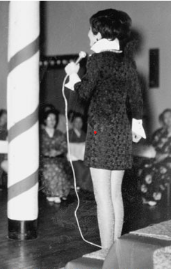 미니스커트 바람을 일으킨 가수 윤복희의 공연 모습