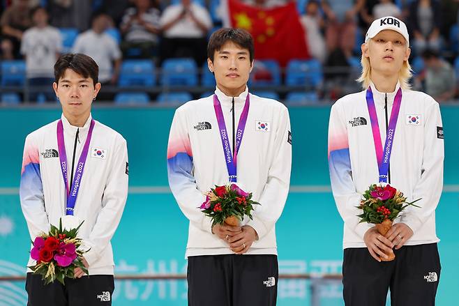 2일 중국 저장성 항저우 첸탕 롤러스포츠 센터에서 열린 항저우 아시안게임 롤러스케이트 남자 스피드 3,000m 계주에서 은메달을 딴 한국 선수들이 시상대에 올라 있다. 왼쪽부터 정철원, 최광호, 최인호. / 사진 = 연합뉴스