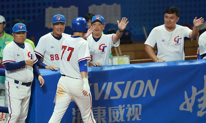 4회말 2사 주자 1, 3루에서 대만 선하오웨이 타석 때 대한민국 투수 문동주의 폭투로 홈을 밟은 대만 린안거가 더그아웃에 들어와 코칭스태프의 격려를 받고 있다.