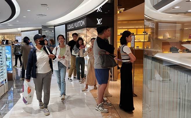 지난 1일 롯데면세점 명동본점의 루이비통 매장에서 중국인 관광객들이 줄을 서서 기다리고 있다. [김규식 기자]