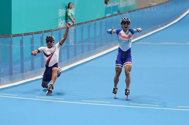 2일 열린 항저우 아시안게임 롤러스케이트 남자 스피드 3000m 계주에서 정철원(오른쪽)이 결승선을 앞두고 세리머니를 하고 있다. 연합뉴스