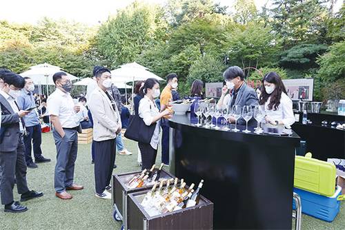 전통주는 젊은 세대부터 외국인까지 폭넓은 계층이 찾는 술로 바뀌었다. 사진은 2023년 세계지식포럼에서 열린 전통주 시음회. (매경DB)