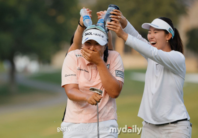 우승 후 동료들로부터 축하를 받는 유해란./게티이미지코리아