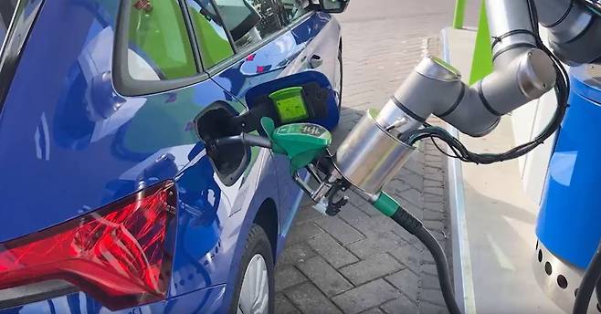 덴마크 회사 오토퓨얼이 개발한 가스(가솔린) 펌핑 로봇이 센서가 설치된 주유구를 직접 열고 차량에 주유를 하고 있다. [오토퓨얼 홈페이지]