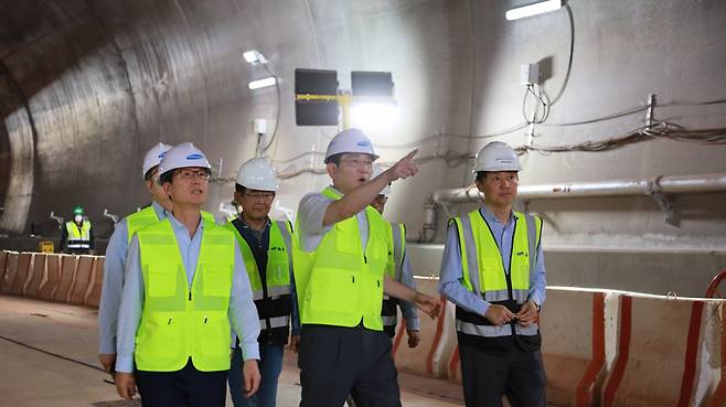이재용 삼성전자 회장이 사우디아라비아 서북부 타북주(州)에서 삼성물산이 참여하는 ‘네옴(NEOM)’ 신도시의 지하 터널 공사 현장을 점검하고 있다. [삼성전자 제공]