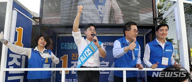 [서울=뉴시스] 김명년 기자 = 홍익표(왼쪽 두번째) 더불어민주당 원내대표가 2일 오후 서울 강서구 등촌사거리에서 한정애(왼쪽) 의원과, 소병철(오른쪽 두번째) 의원, 이해식 (오른쪽) 의원 등 당직자들과 함께 진교훈 강서구청장 보궐선거 후보 지원 유세를 하고 있다. 2023.10.02. kmn@newsis.com