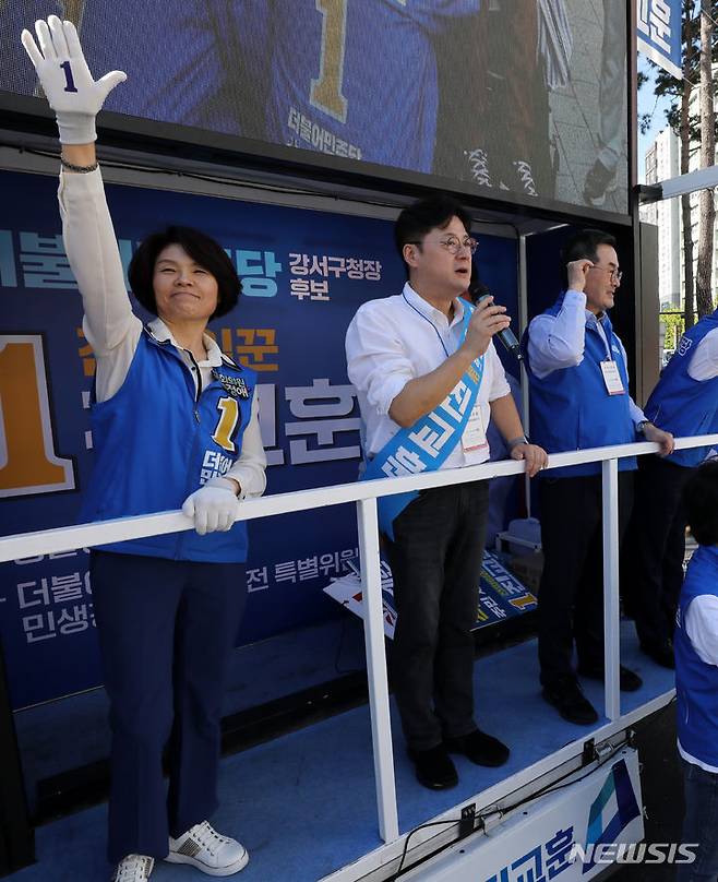 [서울=뉴시스] 김명년 기자 = 홍익표(가운데) 더불어민주당 원내대표가 2일 오후 서울 강서구 등촌사거리에서 한정애(왼쪽) 의원과, 소병철(오른쪽) 의원 등 당직자들과 함께 진교훈 강서구청장 보궐선거 후보 지원 유세를 하고 있다. 2023.10.02. kmn@newsis.com