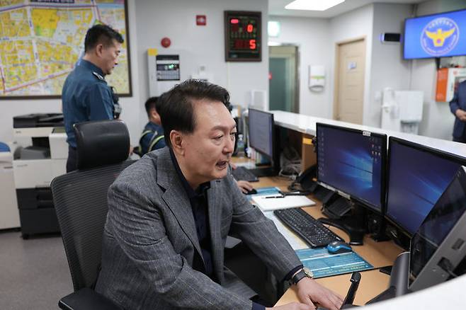 [서울=뉴시스] 윤석열 대통령이 30일 서울 중구 서울중부경찰서 을지지구대에서 무전기를 통해 현장 근무 중인 경찰관을 격려하고 있다. (사진=대통령실 제공). 2023.09.30. photo@newsis.com *재판매 및 DB 금지