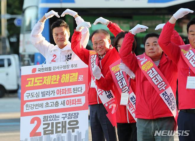 아침 선거 유세하는 윤재옥 국민의힘 원내대표.[서울=뉴시스] 김명년 기자 = 윤재옥 국민의힘 원내대표가 2일 오전 서울 강서구 강서구청사거리에서 김태우 강서구청장 보궐선거 후보와 당직자들과 함께 선거 유세를 하고 있다. 2023.10.02. kmn@newsis.com