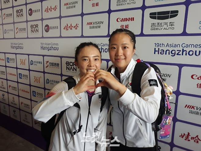 한국 여자 탁구 간판 전지희(왼쪽)-신유빈이 2일 항저우아시안게임 복식 4강전에서 승리한 뒤 인터뷰에서 찰떡 호흡을 과시하고 있다. 노컷뉴스