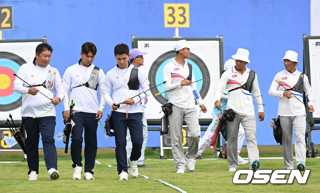 [OSEN=항저우(중국), 김성락 기자]경기 종료 후 대한민국, 북한 대표팀 선수들이 과녁을 확인하고 있다. 2023.10.02 / ksl0919@osen.co.kr