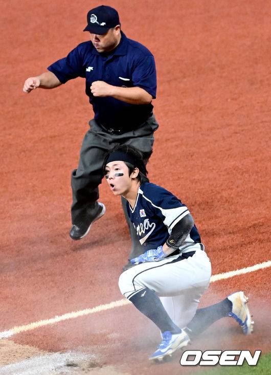 [OSEN=항저우(중국), 최규한 기자] 2일 오후 중국 항저우 사오싱 야구장에서 '제19회 항저우아시안게임' 야구 조별리그 2차전 대한민국과 대만의 경기가 열렸다. 2회초 2사 2, 3루 상황 한국 김성윤이 내야 땅볼을 날리고 1루에 헤드퍼스트 슬라이딩을 시도했지만 아웃됐다. 아쉬워하는 김성윤. 2023.10.02 / dreamer@osen.co.kr