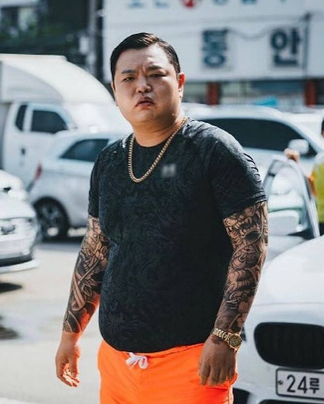 영화 <범죄도시3>에서 주목을 받았던 캐릭터 '초롱이'. 흔히 생각되는 '문신돼지'의 이미지를 정확하게 구현했다. 깨알같은 롤렉스도 포인트. 영화 갈무리