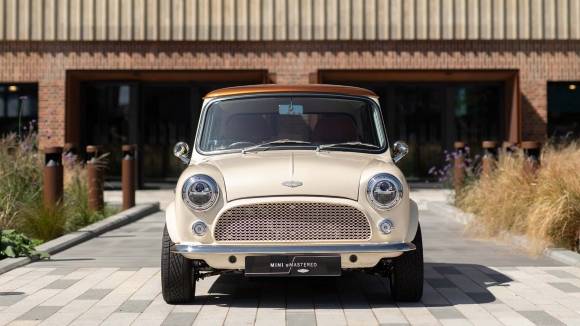 전기차로 돌아온 클래식 미니 - 영국 데이빗존스오토모티브가 개조한 클래식 미니. 주행거리는 180㎞ 정도지만 가격은 2억원을 넘어선다. 데이빗존스오토모티브 홈페이지.