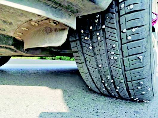 중국 하얼빈과 베이징을 잇는 징하고속도로 일부 구간에 의문의 강철 못이 흩뿌려지면서 차량 50여대 타이어가 잇따라 펑크나는 사고가 발생했다. 출처 웨이보