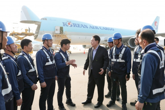 윤석열 대통령이 추석 연휴 첫날인 지난 9월 28일 오후 영종도 인천국제공항 대한항공 화물터미널을 방문, 항공 화물 종사자들을 격려하고 있다. 대통령실 제공