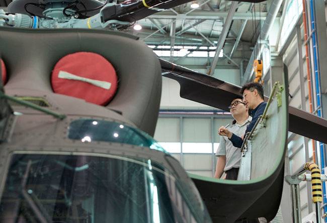 기자가 수리온의 엔진과 기어박스 등 주요 구동계에 대한 설명을 듣고 있다. [홍중식 기자]