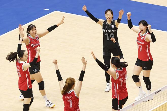 29일 경기도 서수원칠보체육관에서 열린 2023 국제배구연맹(FIVB) 발리볼네이션스리그(VNL) 한국과 도미니카공화국의 경기. 득점에 성공한 한국 선수들이 기뻐하고 있다. 2023.6.29 연합뉴스