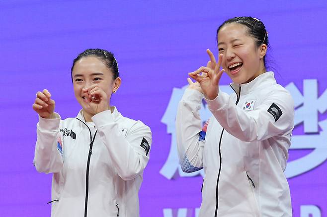 2일 중국 항저우 궁수 캐널 스포츠파크 체육관에서 열린 19회 항저우 아시안게임 탁구 여자 복식에서 금메달을 딴 한국 신유빈-전지희가 시상대에 오르며 세리머니하고 있다.  연합뉴스