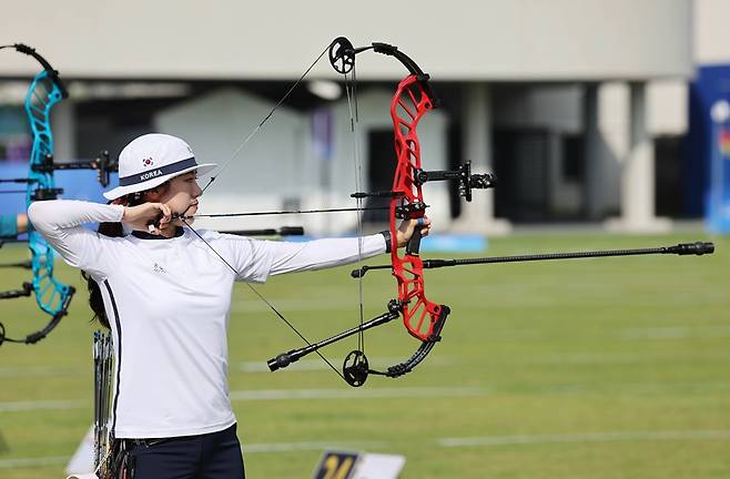 ▲대한민국 양궁 대표팀 소채원이 2일 오전 중국 저장성 항저우 푸양 인후 스포츠센터에서 열린 2022 항저우 아시안게임 양궁 컴파운드 혼성팀 16강에 출전해 활시위를 당기고 있다. ⓒ 연합뉴스