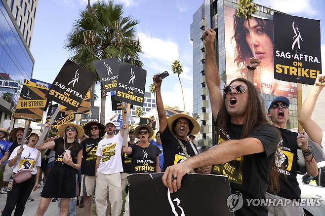 할리우드에서 파업 시위하는 배우·방송인 노동조합(SAG-AFTRA) [AP=연합뉴스. 재판매 및 DB 금지]