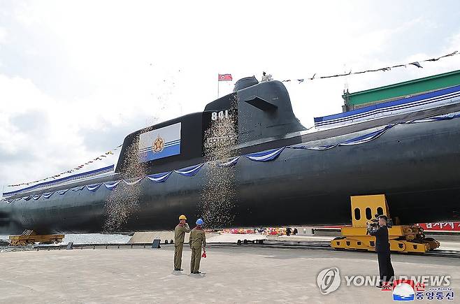 북 "첫 전술핵공격잠수함 건조"…김정은 진수식 참석 (평양 조선중앙통신=연합뉴스) 북한이 8일 수중에서 핵 공격이 가능한 전술핵공격잠수함을 건조했다고 밝혔다. 조선중앙통신은 이날 '주체적 해군 무력강화의 새시대, 전환기의 도래를 알리는 일대 사변'이라는 제목의 기사에서 "우리 당의 혁명 위업에 무한히 충직한 영웅적인 군수노동계급과 과학자, 기술자들은 우리 식의 전술핵공격잠수함을 건조해 창건 75돌을 맞는 어머니 조국에 선물로 드렸다"고 보도했다. 지난 6일 열린 진수식에는 김정은 국무위원장과 함께 리병철·박정천 원수, 김덕훈 내각총리 등 참석했다. 2023.9.8 
    [국내에서만 사용가능. 재배포 금지. For Use Only in the Republic of Korea. No Redistribution] nkphoto@yna.co.kr