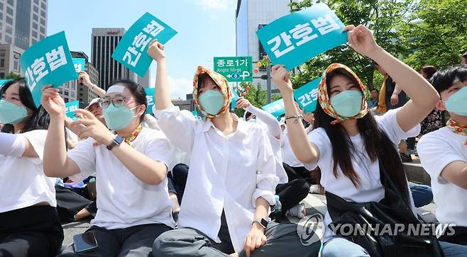 간호법 거부권 행사 규탄하는 간호사들 (서울=연합뉴스) 서대연 기자 = 대한간호협회 회원들이 19일 서울 종로구 세종대로 일대에서 열린 윤석열 대통령의 간호법 거부권 행사 규탄 총궐기대회에서 구호를 외치고 있다. 2023.5.19 dwise@yna.co.kr