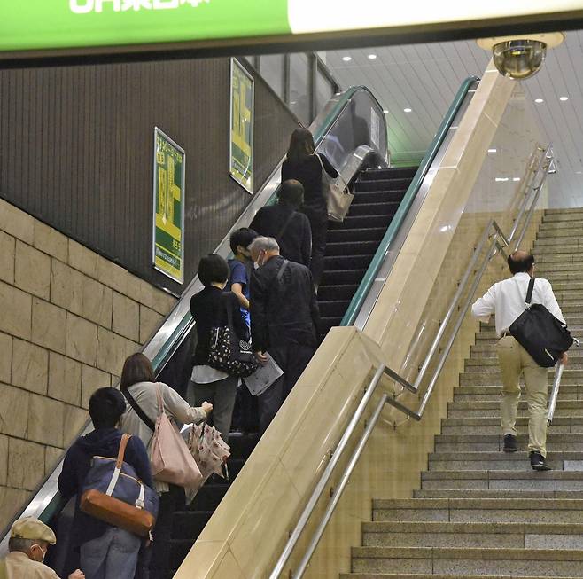 일본 전철역 에스컬레이터 이용자들  (도쿄 교도=연합뉴스 자료사진) 일본의 한 전철역 에스컬레이터를 이용하는 시민들의 모습. [재배포 및 DB화 금지]
