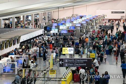 독립기념일 연휴 맞아 미국 공항에서 탑승 수속 밟는 여행객들 [AFP 연합뉴스. 재판매 및 DB 금지]