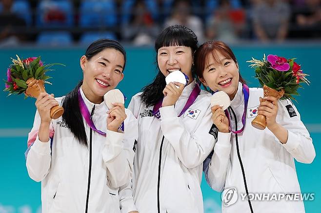 롤러스케이트 여자 3,000m 계주 은메달 (항저우=연합뉴스) 신현우 기자 = 2일 중국 저장성 항저우 첸탕 롤러스포츠 센터에서 열린 항저우 아시안게임 롤러스케이트 여자 스피드 3,000m 계주에서 은메달을 딴 한국 선수들이 시상대에 올라 포즈를 취하고 있다. 왼쪽부터 이슬, 박민정, 이예림. 2023.10.2 nowwego@yna.co.kr