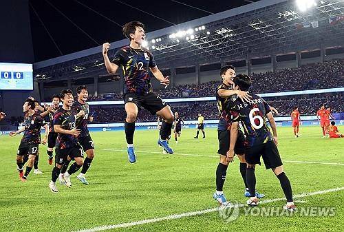 중국 관중 침묵 시키는 홍현석 (항저우=연합뉴스) 김인철 기자 = 1일 중국 항저우 황룽 스포츠센터 스타디움에서 열린 2022 항저우 아시안게임 남자 축구 8강전 중국과의 경기. 한국 홍현석이 팀 첫 번째 골을 넣고 동료 선수들과 기뻐하고 있다. 2023.10.1 yatoya@yna.co.kr