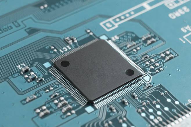 와이어 본딩 방식으로 기판에 부착된 반도체의 모습.(사진=게티이미지)