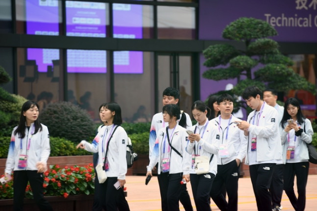 한국 바둑 남녀 대표팀이 대국을 마치고 경기장을 나서고 있다. (한국기원 제공)