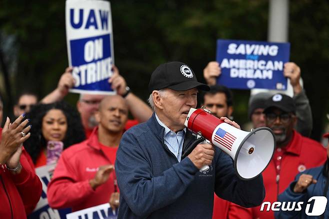 지난 9월26일(현지시간) 조 바이든 미국 대통령이 미시간주 벨빌에 있는 제너럴모터스(GM) 윌로우런 물류센터 앞에서 열린 전미자동차노동자협회(UAW) 집회에 참석해 확성기를 들고 발언하고 있다. 2023.9.27. ⓒ AFP=뉴스1 ⓒ News1 김기성 기자