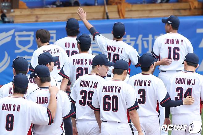 3일 중국 항저우 인근 사오싱 야구 스포츠 문화센터에서 열린 2022 항저우 아시안게임 야구 본선 B조 2차전 대한민국과 태국의 경기에서 김영규를 비롯한 대한민국 선수들이 17대 0 콜드승을 거둔 후 경기장을 나서고 있다. 2023.10.3/뉴스1 ⓒ News1 신웅수 기자
