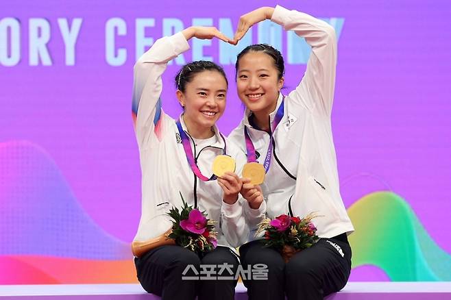 2일 2022 항저우아시안게임 탁구 여자복식에서 금메달을 딴 신유빈(오른쪽)-전지희. 대한탁구협회