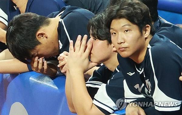 9회초에도 고개를 숙이며 눈물을 참는듯한 모습을 보이는 강백호(왼쪽). ⓒ연합뉴스