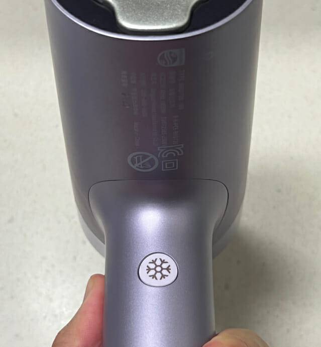 필립스 7000 시리즈 헤어드라이기 전면부에 '쿨샷' 버튼이 자리했다. 누르면 찬 바람으로 바뀐다.  (사진=신영빈 기자)