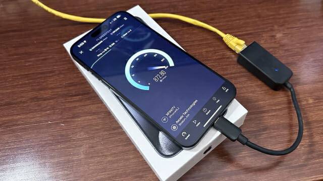 아이폰15 프로에 USB-C 방식 기가비트 이더넷 어댑터를 연결하면 유선으로 인터넷 접속이 가능하다. (사진=맥루머스)